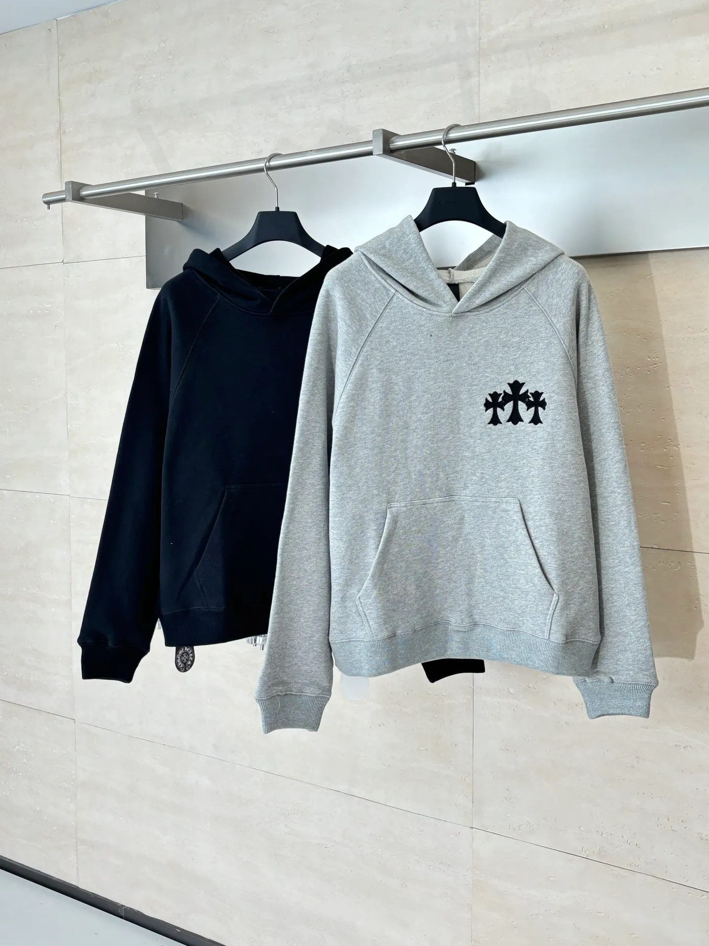 P500 Chrome Heart*/Chrome Heart CH patch embroidered logo hooded sweatshirt. Customized heavy fortress interwoven air cotton. Adopt imported machine patch embroidery process. The fabrics have been washed and have a better hand feel. Not easy to deform, not easy to shrink, not easy to fade. Size: S/M/L/XL